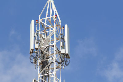 Telecommunications and mobile antennas in a rooftop of a building