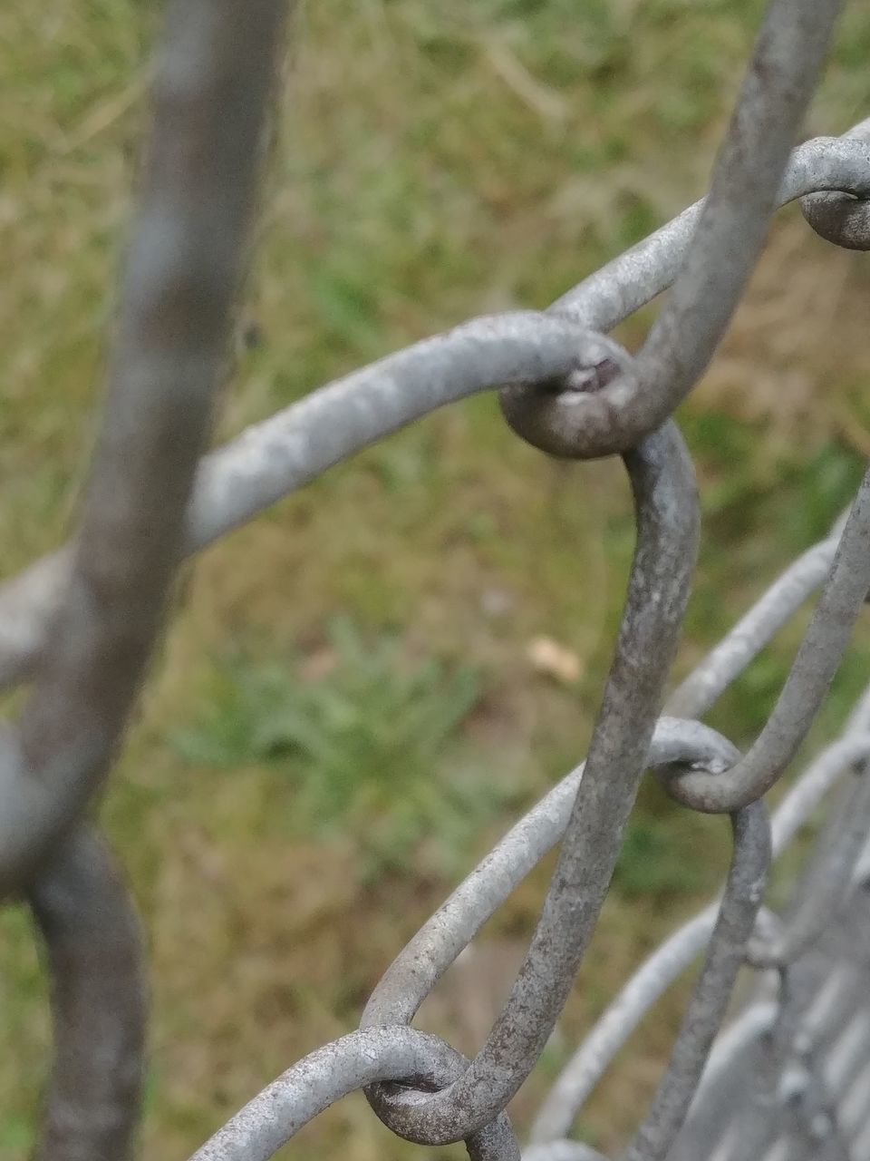 CLOSE-UP OF METAL CHAIN