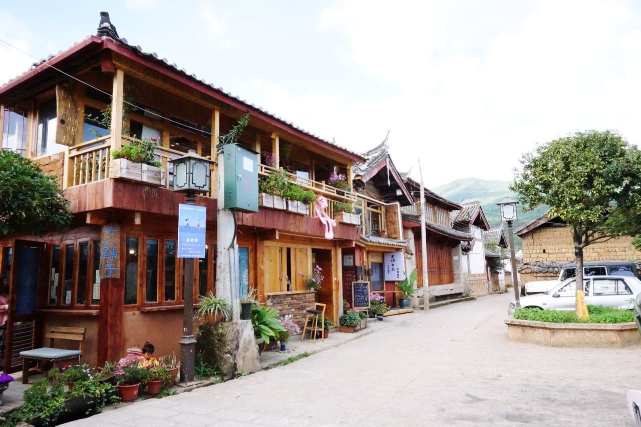 HOUSES BY STREET AGAINST SKY IN VILLAGE