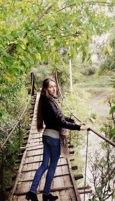 lifestyles, casual clothing, full length, person, young adult, leisure activity, standing, young women, railing, tree, looking at camera, long hair, portrait, front view, smiling, the way forward, day