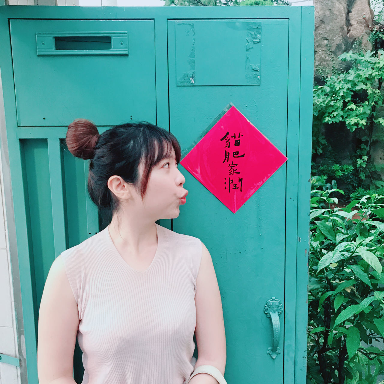 YOUNG WOMAN LOOKING AT ENTRANCE OF SIGN