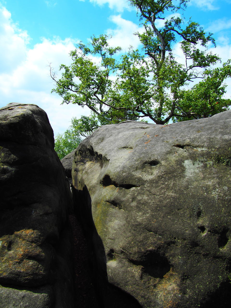 LOW ANGLE VIEW OF ROCK FORMATION ON MOUNTAIN AGAINST SKY