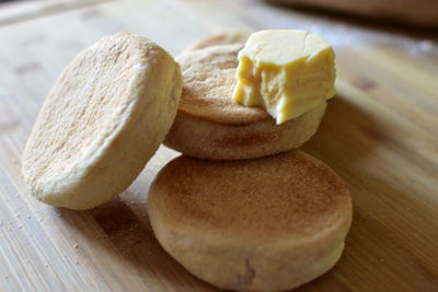 Close-up of bread on cutting board