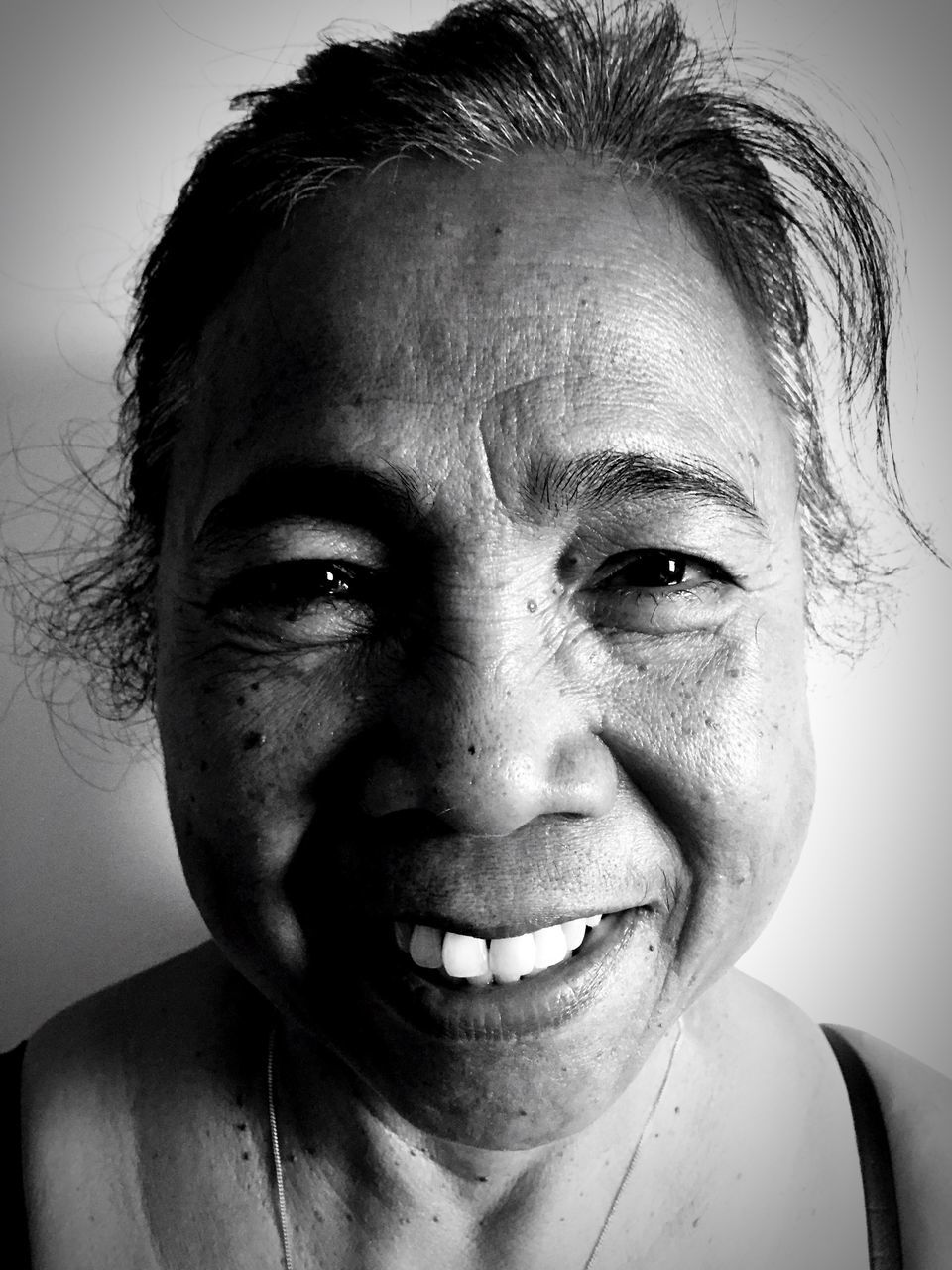 CLOSE-UP PORTRAIT OF A SMILING MAN