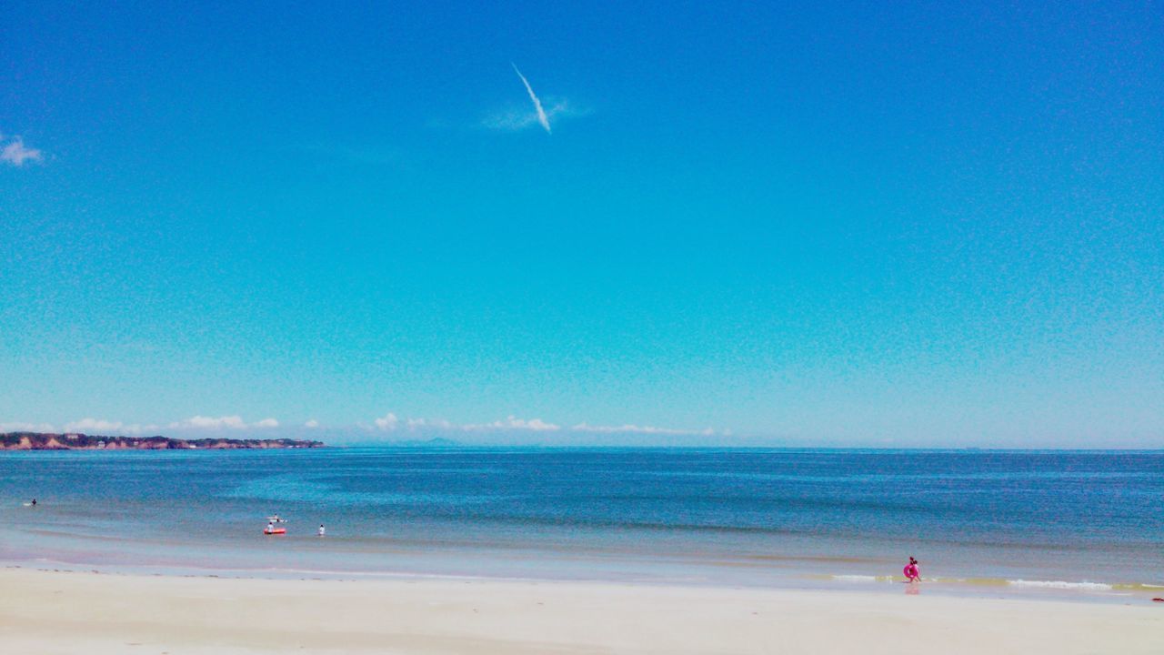 sea, beach, water, horizon over water, scenics, sand, nature, beauty in nature, blue, sky, outdoors, day, tranquil scene, tranquility, vacations, clear sky, real people, leisure activity, one person, people