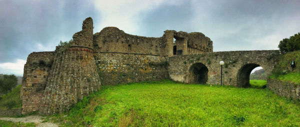 Old ruin building against sky