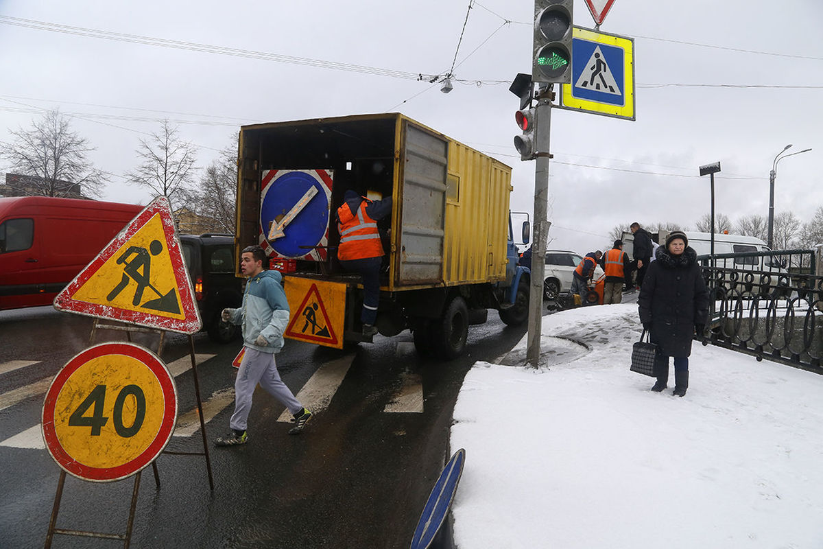 transportation, text, communication, western script, men, mode of transport, information sign, sign, road sign, street, guidance, land vehicle, warning sign, power line, snow, non-western script, road, winter, walking