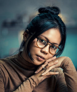 Portrait of young woman wearing eyeglasses