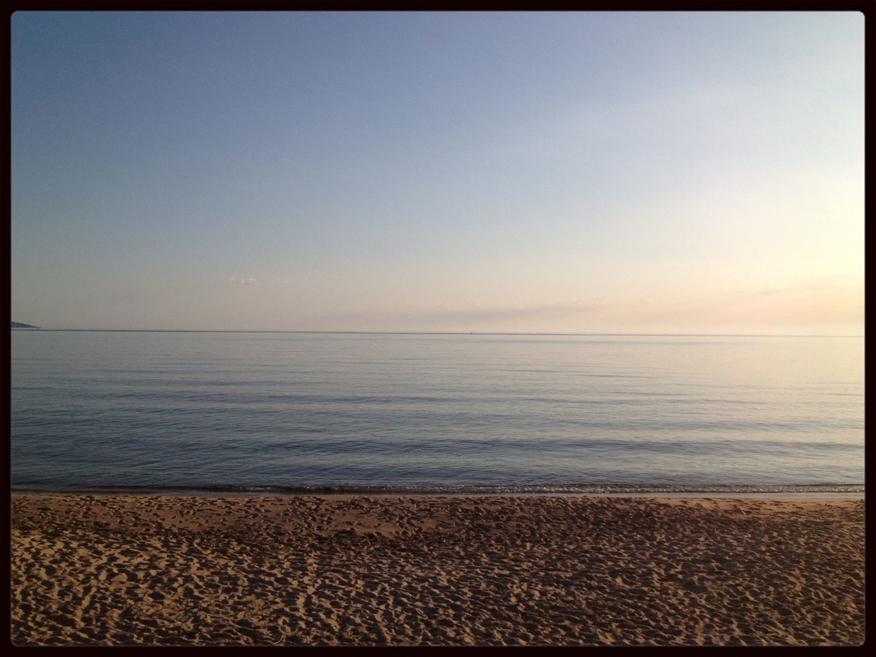 sea, horizon over water, beach, transfer print, tranquil scene, water, scenics, tranquility, shore, beauty in nature, auto post production filter, sand, nature, sky, idyllic, coastline, clear sky, copy space, remote, wave