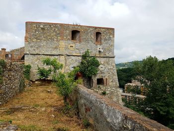 Old ruin building against sky