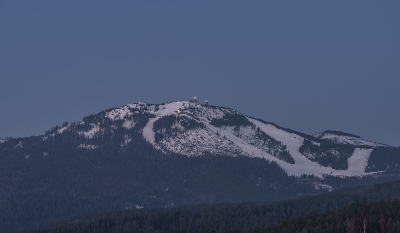 SCENIC VIEW OF SNOWCAPPED MOUNTAIN AGAINST SKY