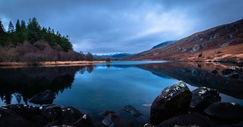 Panoramic view of lake and mountains against sky