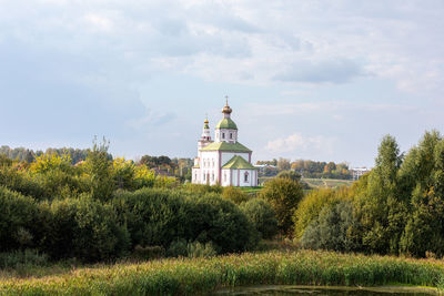 The church of elijah the prophet in the bend of the kamenka river, opposite the suzdal kremlin.