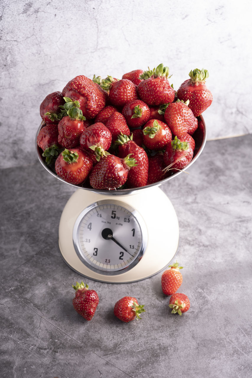 healthy eating, food, food and drink, fruit, strawberry, wellbeing, produce, berry, freshness, red, plant, clock, studio shot, no people, indoors, still life, time, high angle view, bowl, wood