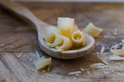 Close-up of chopped bread on cutting board