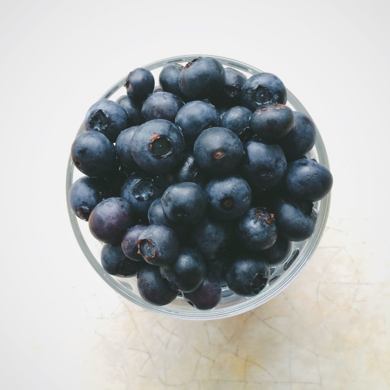 HIGH ANGLE VIEW OF BLUEBERRIES IN BOWL