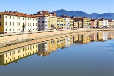 Arno reflect in pisa city centre