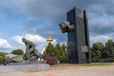 Statue against sky