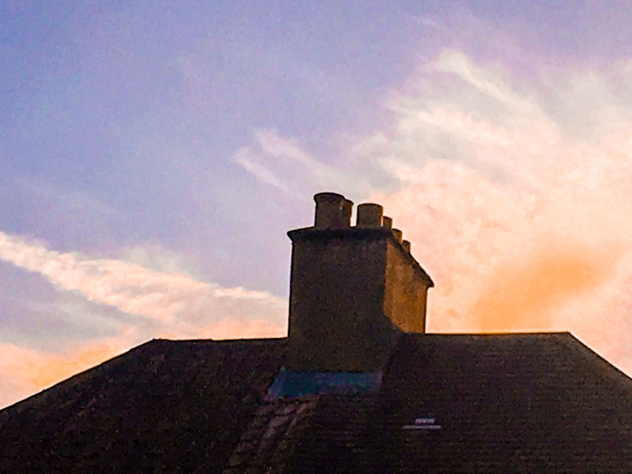 LOW ANGLE VIEW OF BUILT STRUCTURE AGAINST SKY