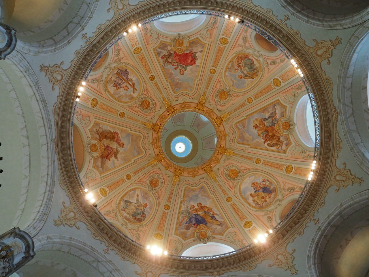 LOW ANGLE VIEW OF ILLUMINATED CEILING OF DOME