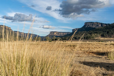 Sunset view of wolgan valley along the wolgan river, blue mountains, new south wales, australia.