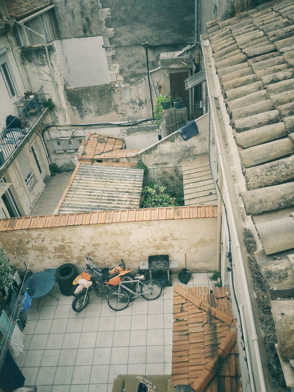 LOW ANGLE VIEW OF BUILDING WITH WINDOWS