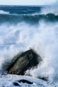 Waves splashing in sea