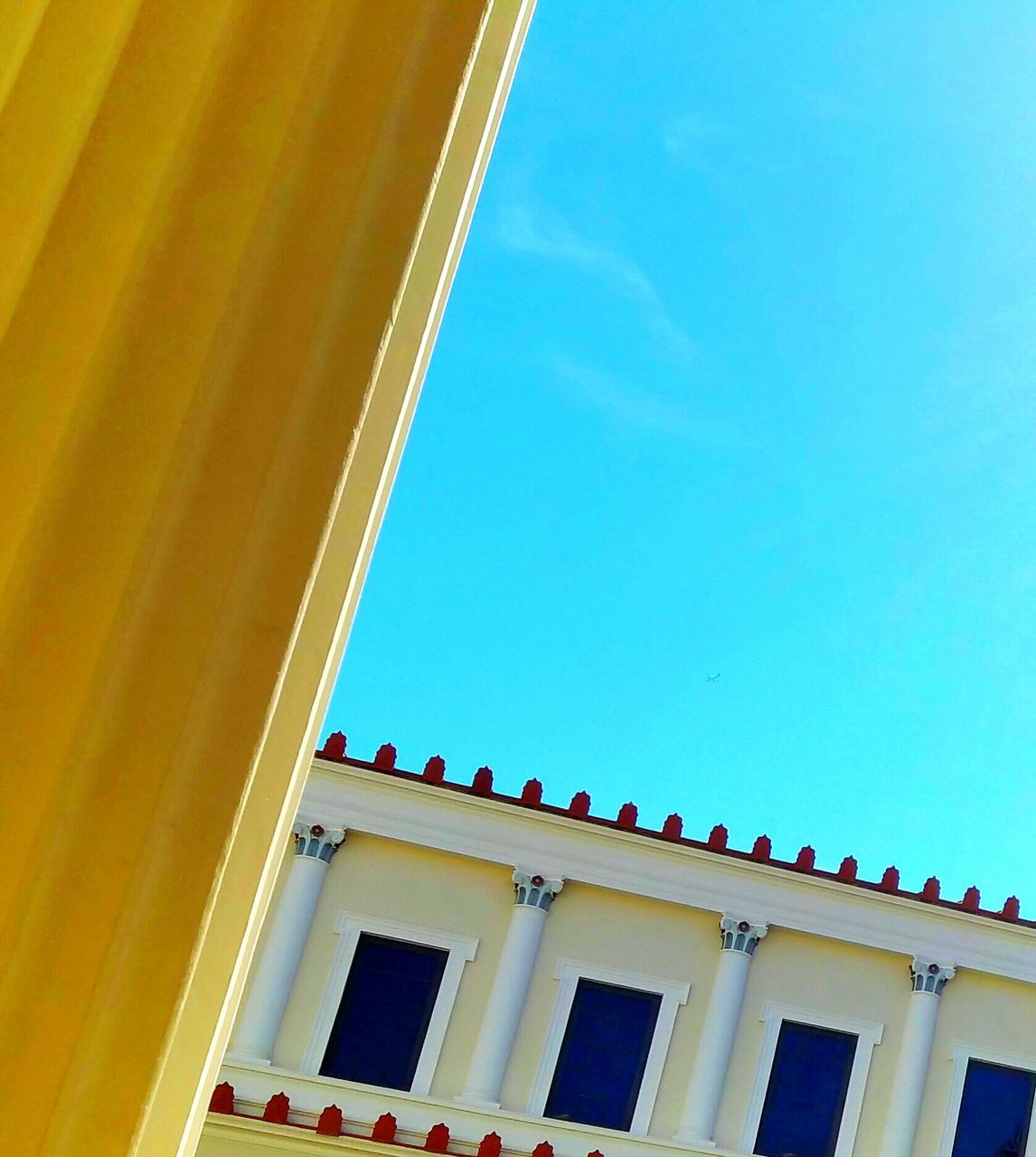 LOW ANGLE VIEW OF BUILT STRUCTURE AGAINST CLEAR BLUE SKY