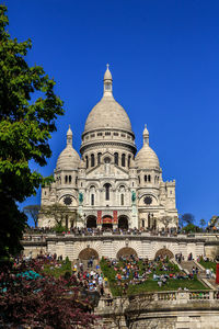 Group of people in front of sacré coeur 