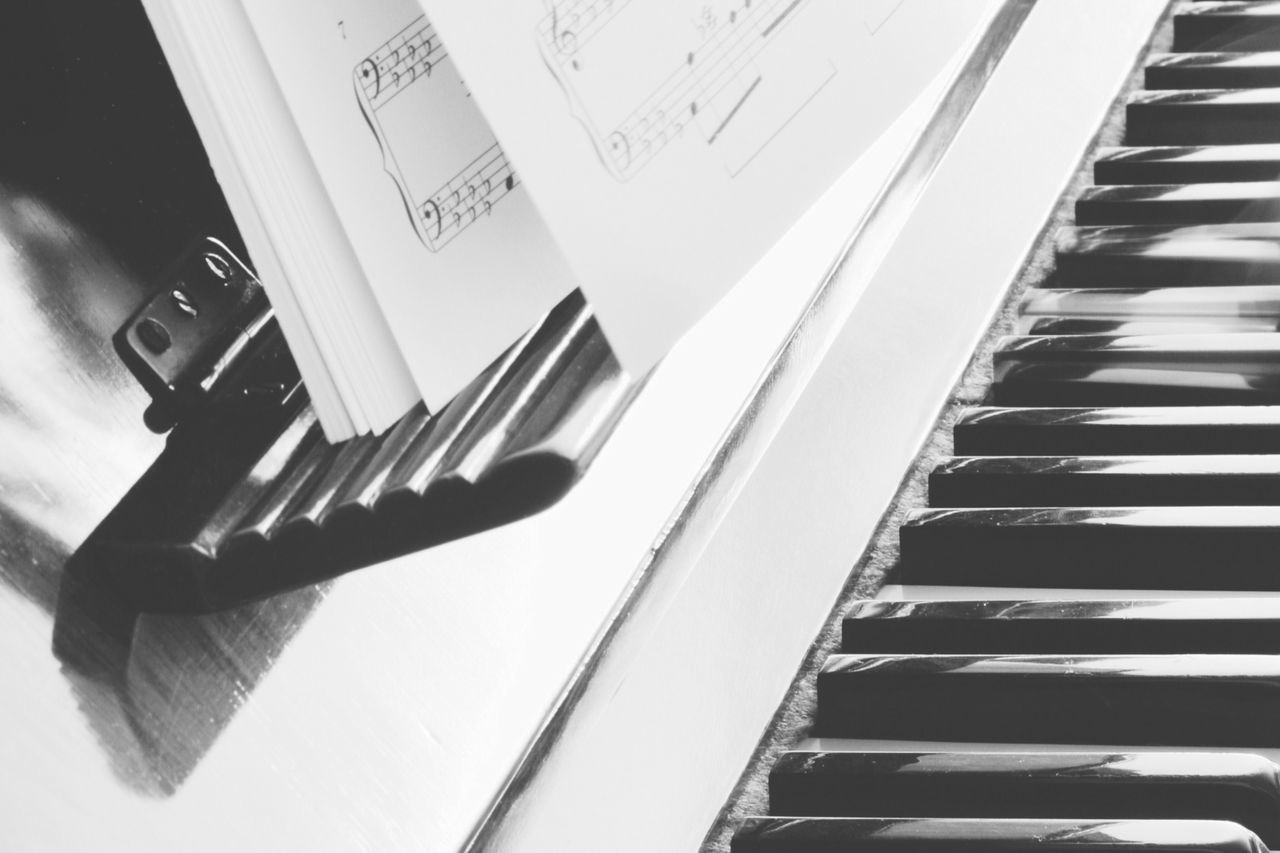 CLOSE-UP OF PERSON ON ESCALATOR