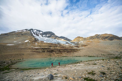 Hiking alongside turquoise glacial lake