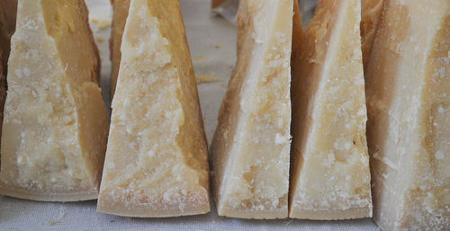 Close-up of bread on cutting board