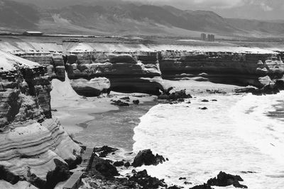 Farellones naturales playa la portada antofagasta, foto b/n