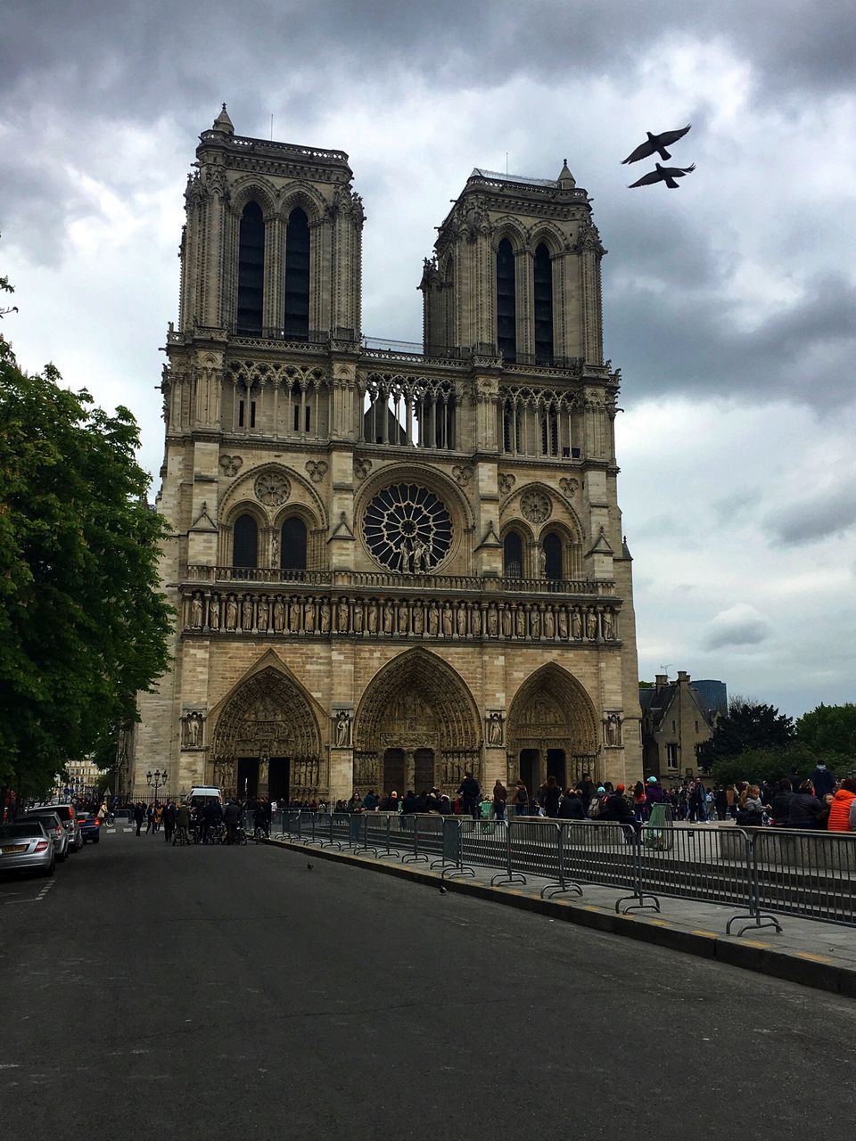 VIEW OF HISTORIC BUILDING AGAINST CLOUDY SKY