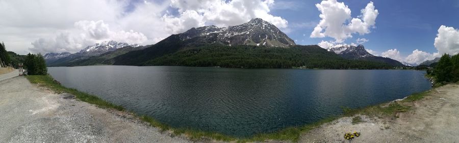 Panoramic view of lake and mountains against sky