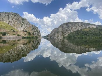 Panoramic view of lake and mountains against sky