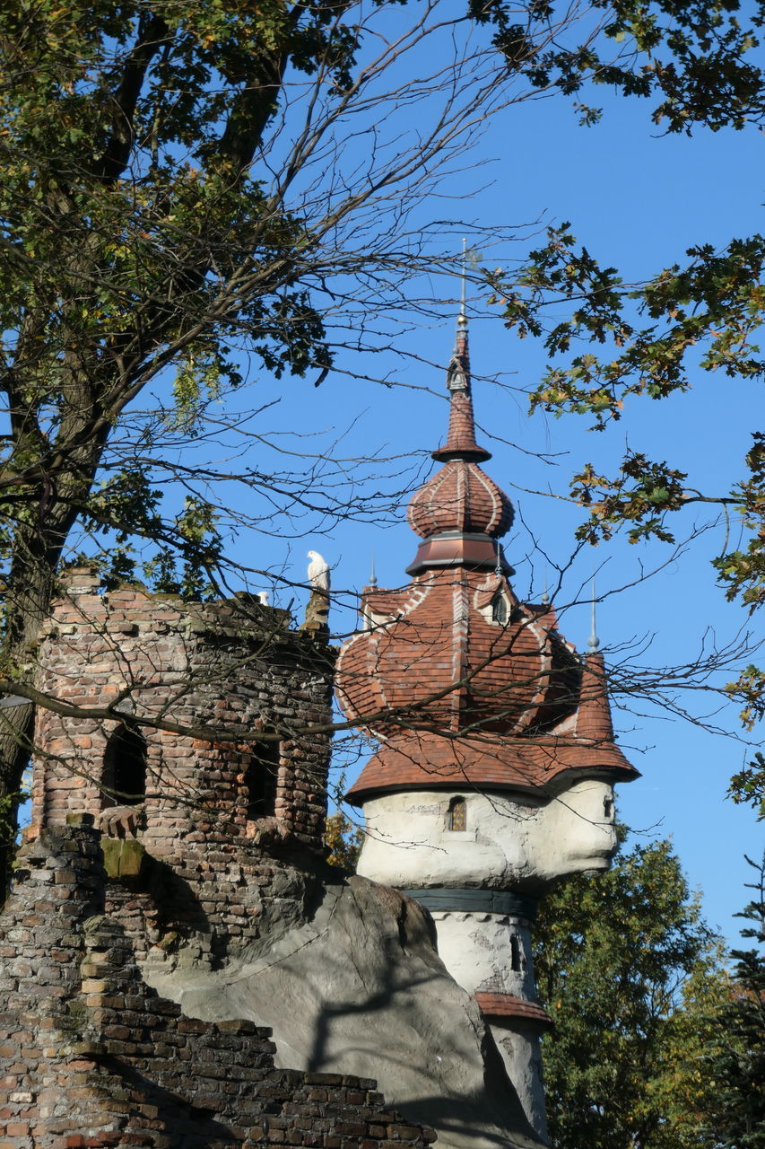 LOW ANGLE VIEW OF HISTORICAL BUILDING