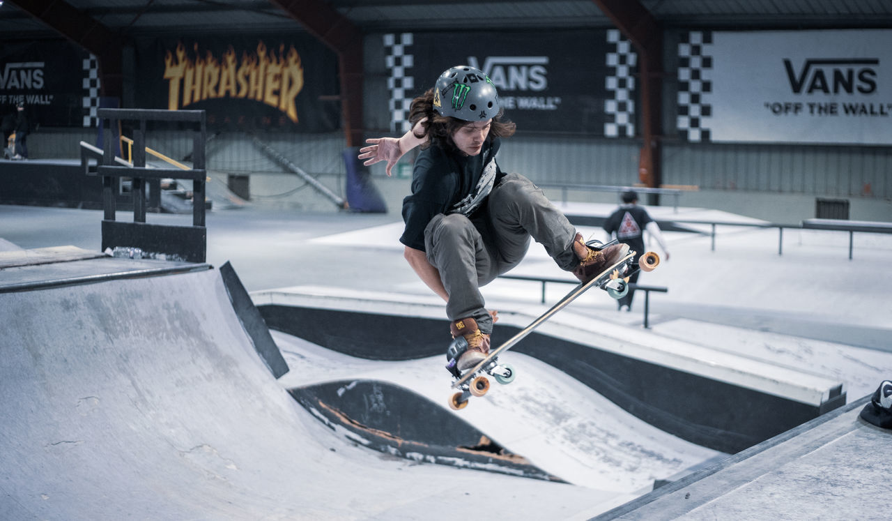 sport, cold temperature, snow, winter, one person, real people, full length, sports equipment, skill, leisure activity, skateboard, skateboard park, motion, winter sport, extreme sports, stunt, day, balance, outdoors