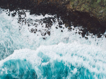 Panoramic view of sea waves splashing on rocks