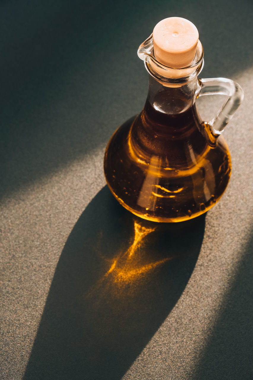 HIGH ANGLE VIEW OF WINE GLASS ON TABLE