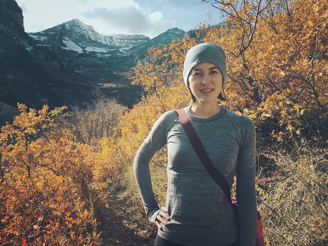 PORTRAIT OF YOUNG WOMAN STANDING ON LAND IN AUTUMN