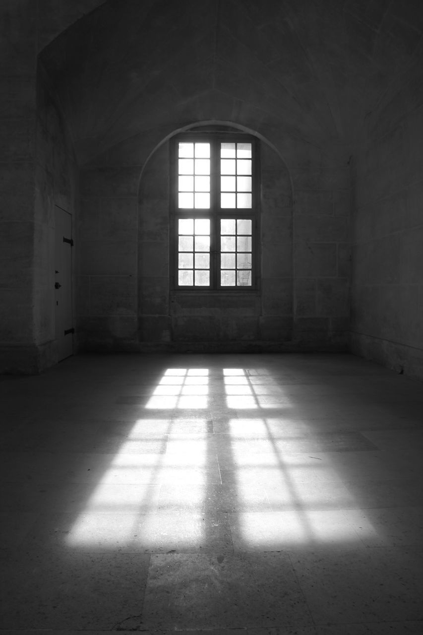 VIEW OF AN EMPTY CORRIDOR