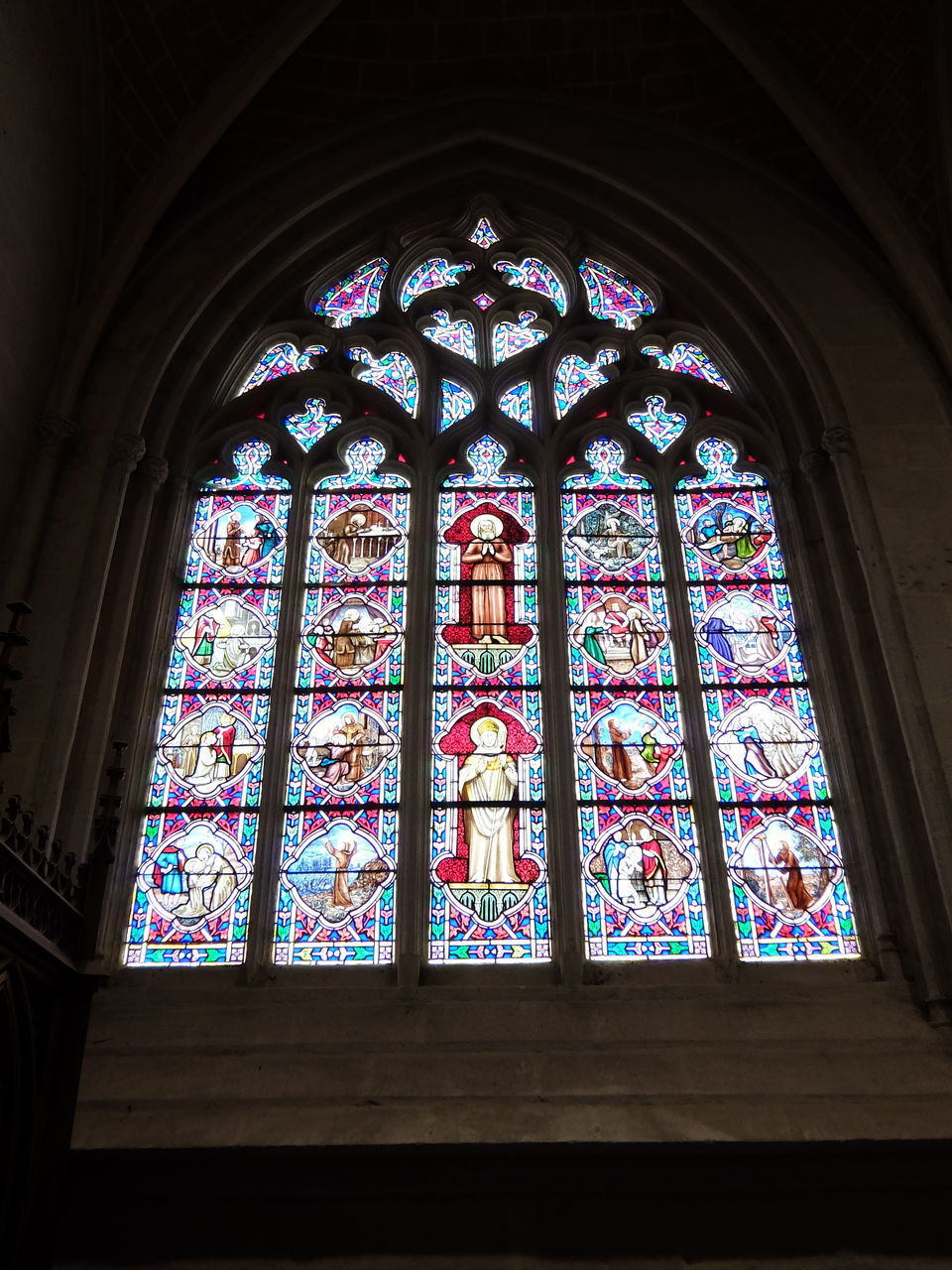 LOW ANGLE VIEW OF STAINED GLASS WINDOW IN TEMPLE