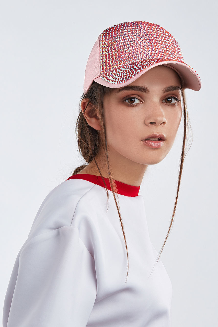 PORTRAIT OF BEAUTIFUL YOUNG WOMAN WEARING HAT