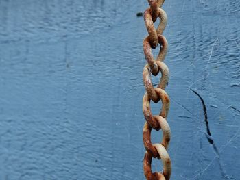 Close-up of rope on metal chain