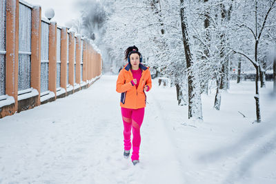 Gear up for cold weather running, how to dress for winter running. running woman in sportswear