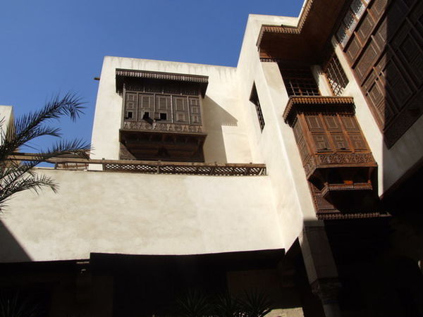 LOW ANGLE VIEW OF RESIDENTIAL BUILDING AGAINST SKY