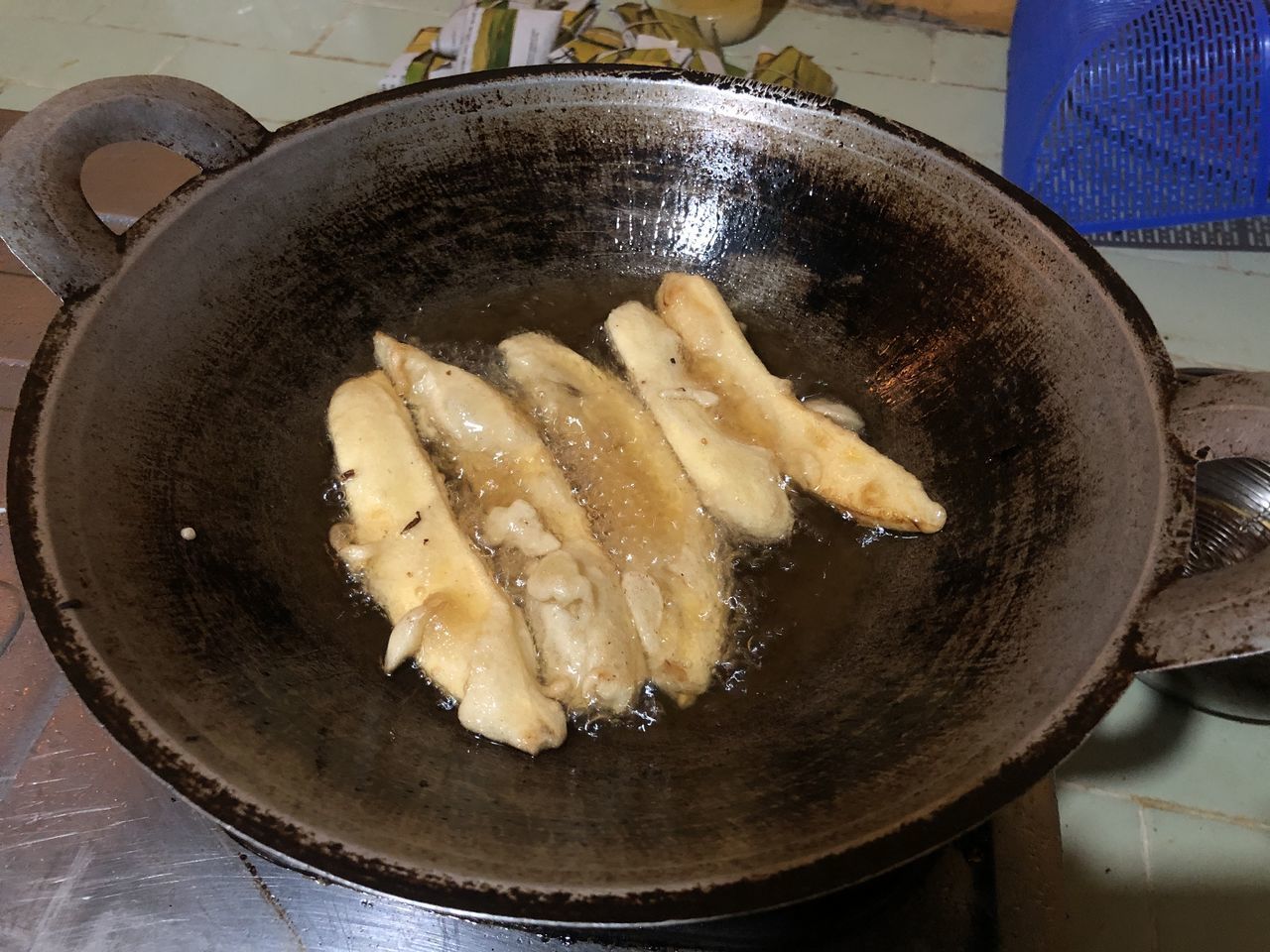 HIGH ANGLE VIEW OF MEAT IN PAN