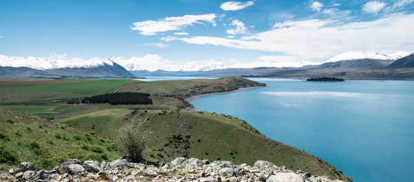 Beautiful alpine scenery, turquoise glacier lake and snowy mountains. lake tekapo, new zealand