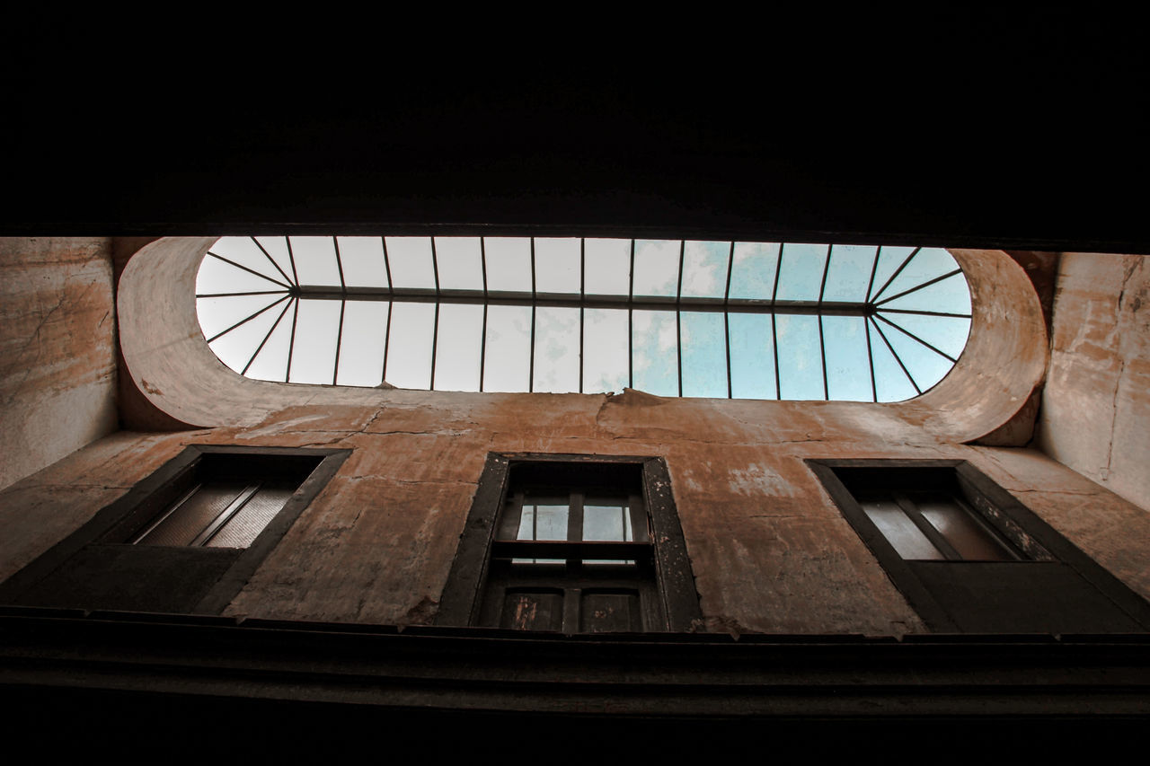 LOW ANGLE VIEW OF WINDOW IN BUILDING